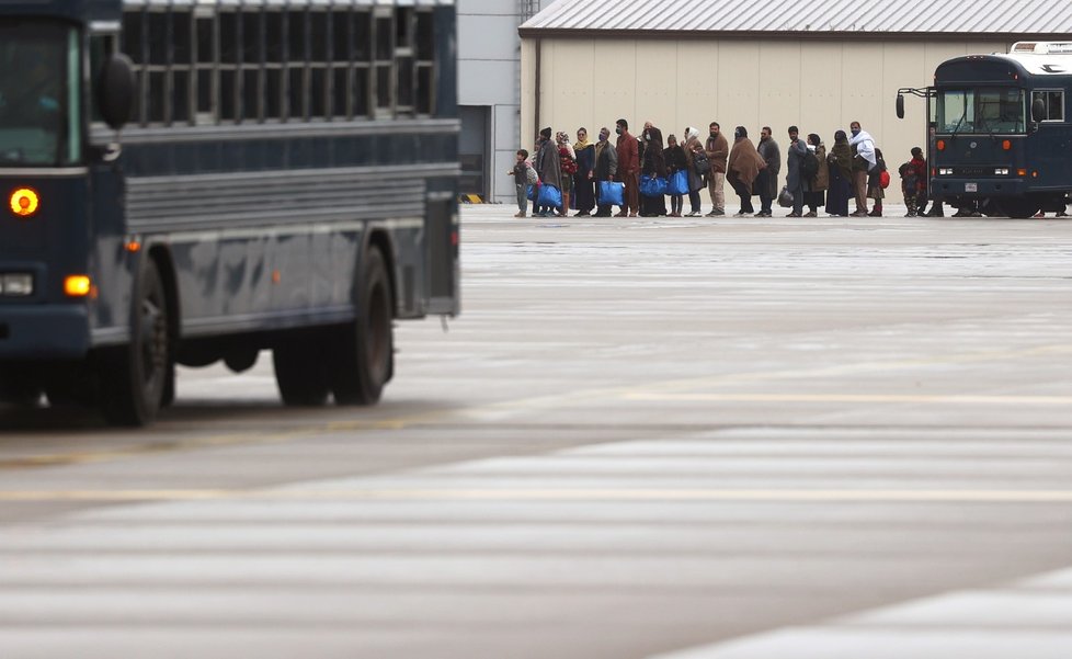 Afghánci po evakuaci na americké základně Ramstein v Německu.
