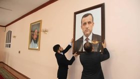 Velvyslanec v Tádžikistánu vyvěsil portrét nového prezidenta Sáliha.