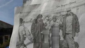LA Times zveřejnily fotku amerických vojáků, kteří si svou misi zpestřovali pózováním s ostatky těl afghánských povstalců