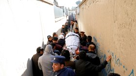 Příbuzní nesou tělo soudkyně zastřelené neznámými útočníky v Kábulu (3. 9. 2021)