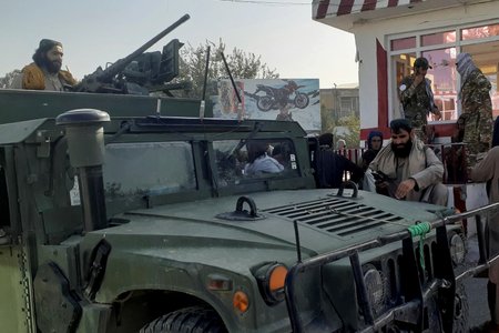 Bojovníci Tálibánu ukořistili americkou výzbroj afghánských vojáků.