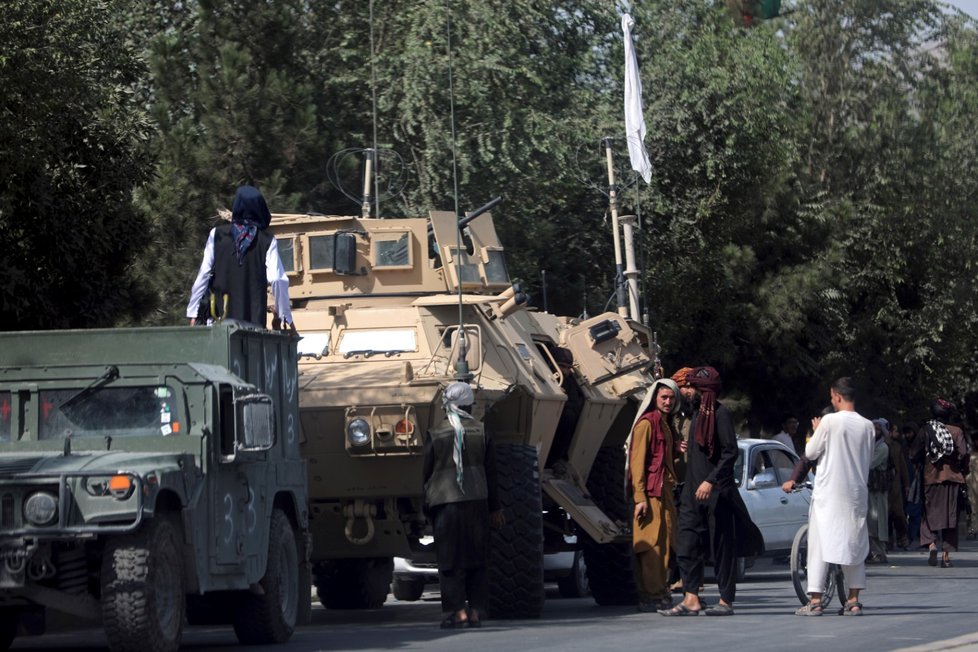 Bojovníci Tálibánu ukořistili americkou výzbroj afghánských vojáků.