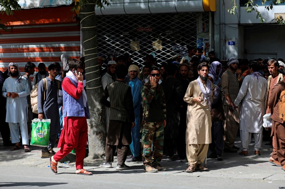 Jak se Tálibán blížil, Afghánci měli problém získat hotovost.