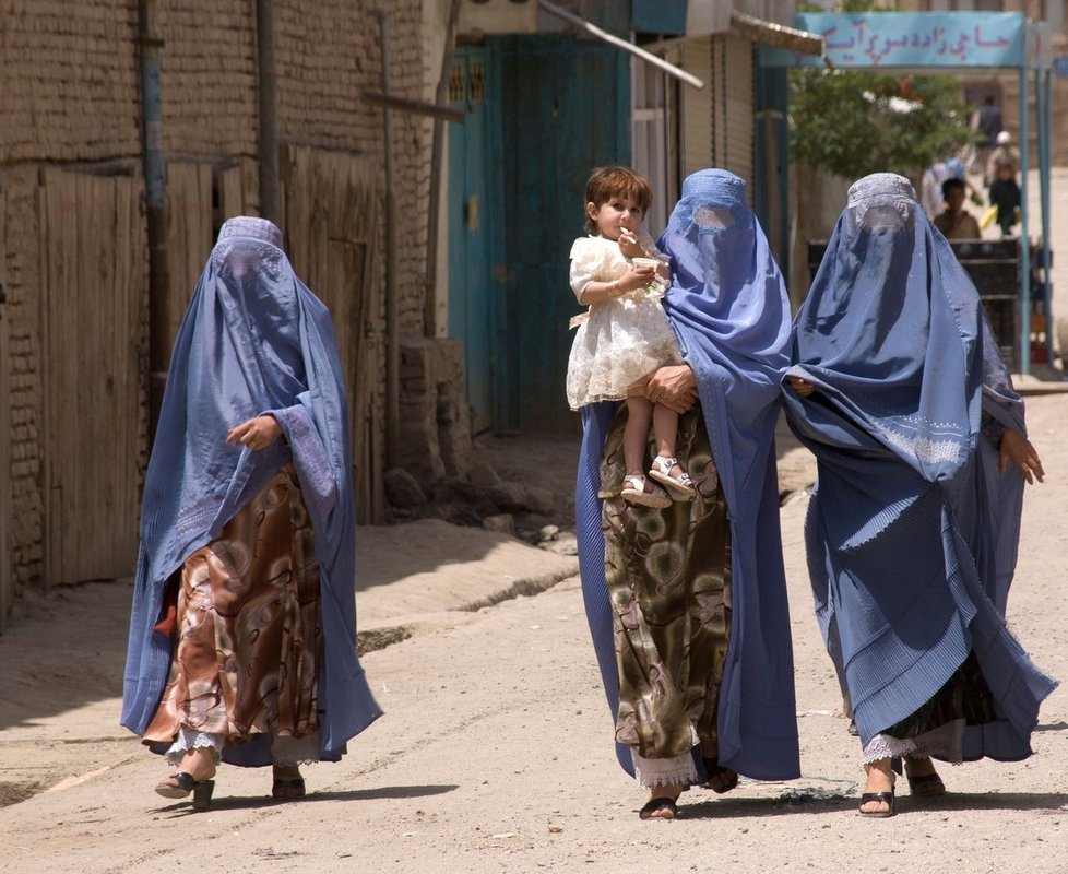 Ženy v Afghánistánu zahalené v burqách.