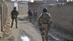 Při útoku sebevražedného atentátníka zahynuli čtyři čeští vojáci. Dohromady si útok Talibanu vyžádal 16 obětí. Na archivním snímku z 9. prosince 2013 jsou čeští vojáci na hlídce v okolí spojenecké základny Bagrám.