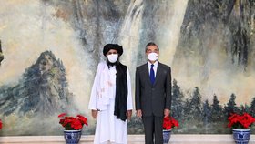 Vrchní vyjednávač Tálibánu Abdal Ghání Baradar a čínský ministr zahraničí Wang I.
