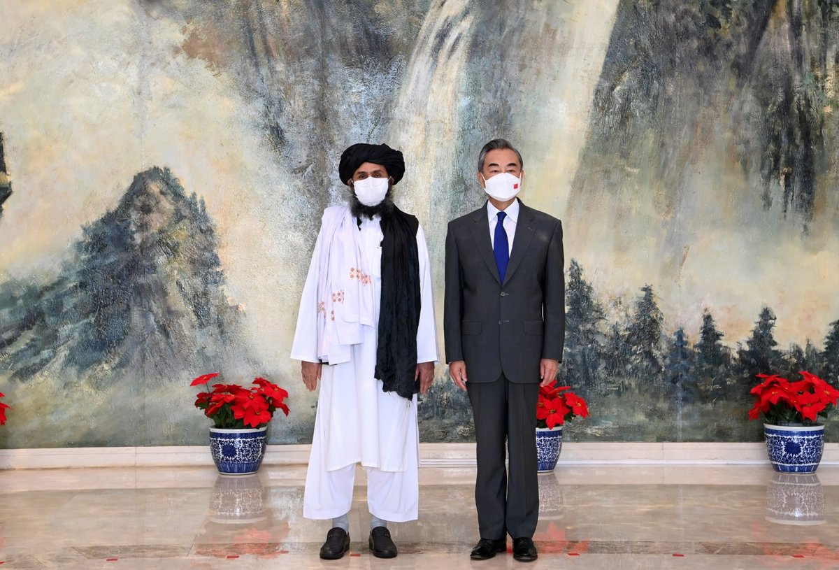 Vrchní vyjednávač Tálibánu Abdal Ghání Baradar a čínský ministr zahraničí Wang I.