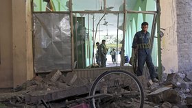 Následky exploze po výbuchu granátu, se kterým si hrály děti v Afghánistánu