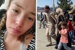 Slzy, které dojaly internet: Afghánská dívenka pláče v obavách před Tálibánem, který ovládl její zemi.