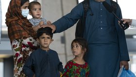 Evakuované afghánské rodiny.