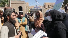 Občanky Herátu demonstrují proti zákazům Tálibánu.