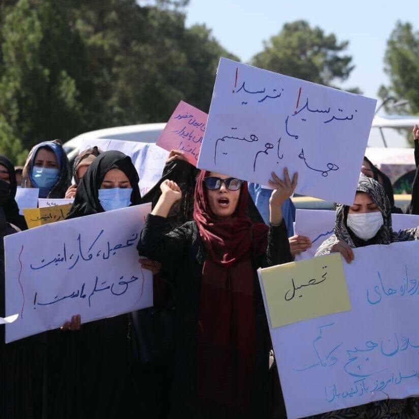 Občanky Herátu demonstrují proti zákazům Tálibánu