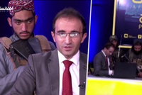 Ozbrojenci Tálibánu vtrhli do televizního studia: Moderátora v přímém přenosu nutili hnutí chválit