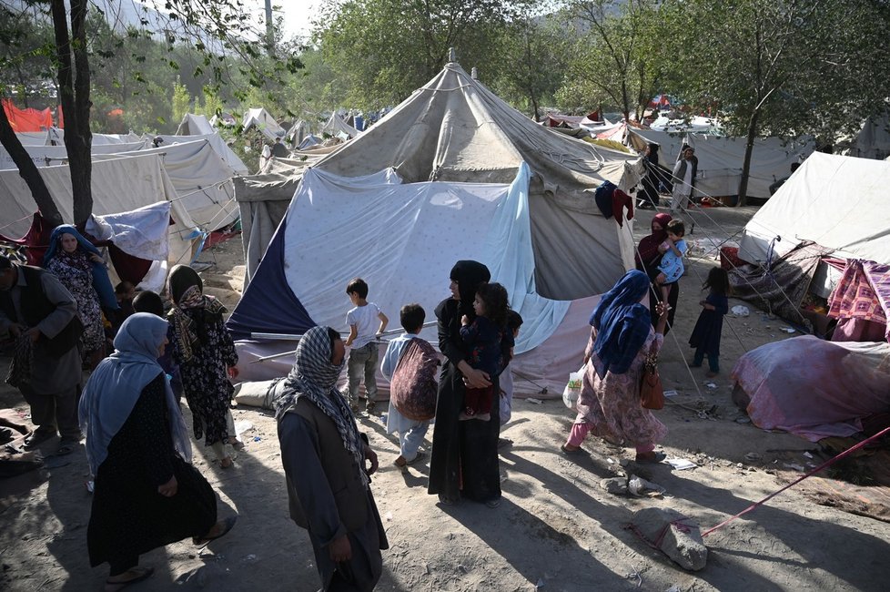 Rodiny, které uprchly z afghánského města Kunduz před Tálibánem: Dorazily do Kábulu, kterého se však hnutí zmocnilo také.