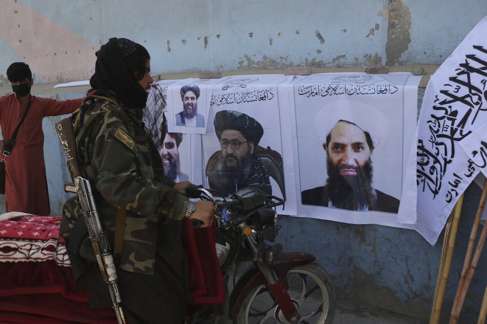Plakáty s lídry Tálibánu v ulicích Kábulu (25.8.2021)
