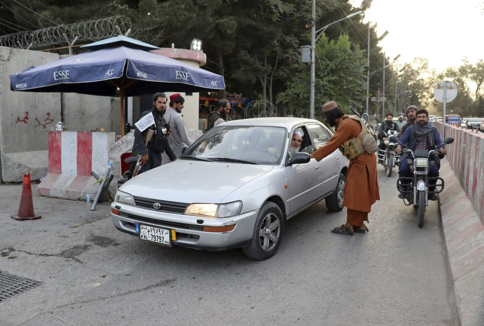 Kontrola na jednom z checkpointů v Kábulu (25.8.2021)