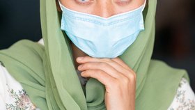 Malalai Hussínyová (19) a její rodiče a sourozenci byli v jednom z prvních evakuačních letů do Londýna. Na letišti vítala ministryně vnitra Priti Patelová.