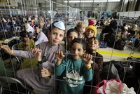 Američané stopli příjem Afghánců kvůli spalničkám. A z Kábulu odletělo další letadlo