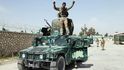 Radost afghánského vojáka po bojích ve městě Kunduz