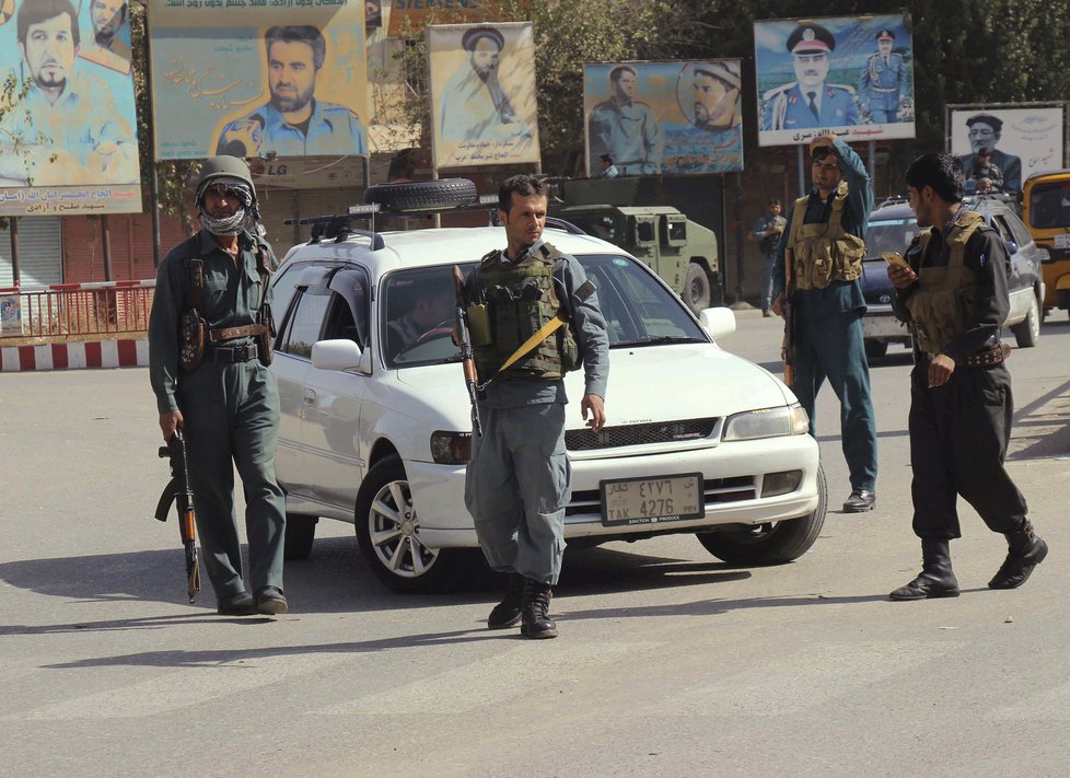 Afghánský policista hlídá centrum města Kunduz