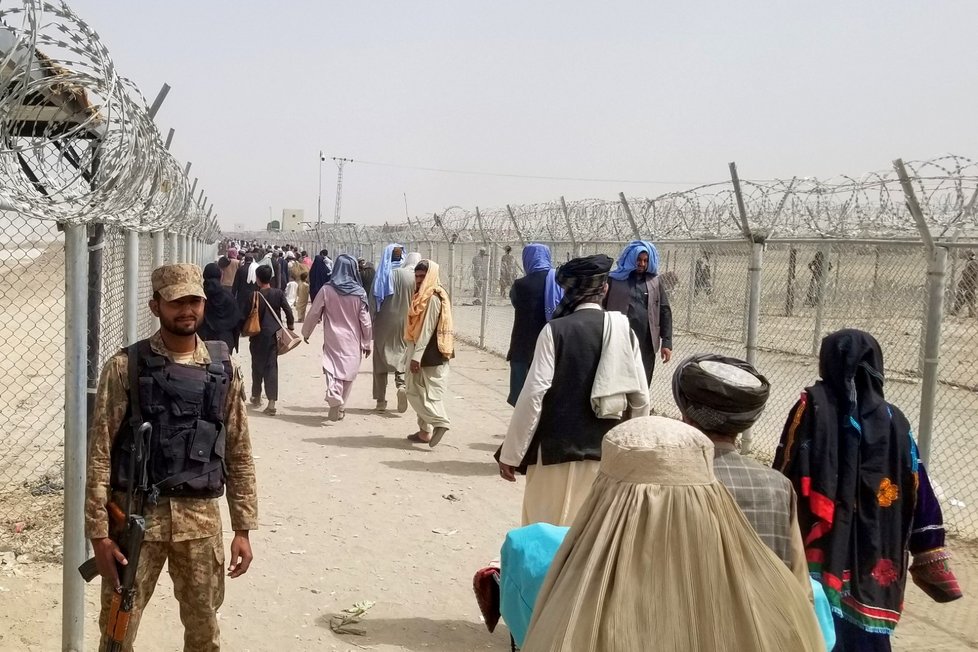 Prchající Afghánci na hranici s Pákistánem.