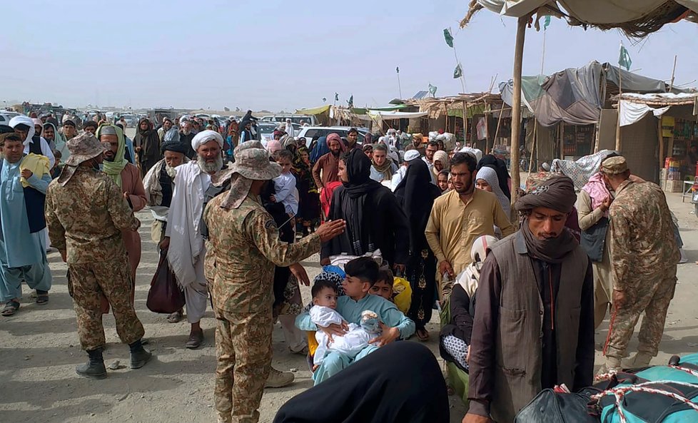 Prchající Afghánci na hranici s Pákistánem