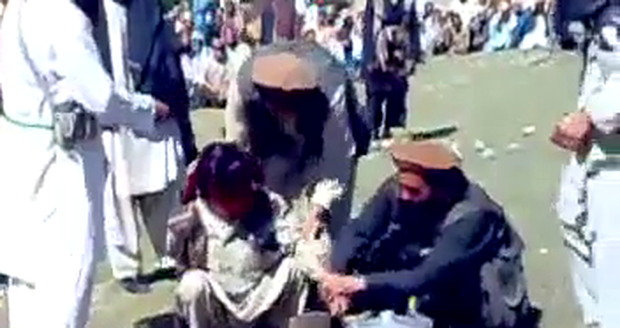 Kradl kvůli hladu, usekli mu ruku. Děsivé video zachytilo středověký trest Tálibánu