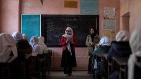 Tálibán ustoupil a pustil dívky do škol. K výjimce v části Afghánistánu ho donutili učitelé