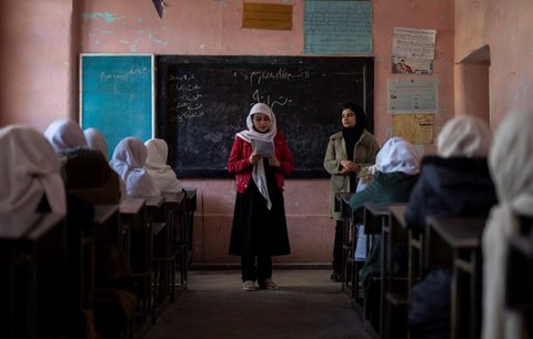Tálibán ustoupil a pustil dívky do škol. K výjimce v části Afghánistánu ho donutili učitelé