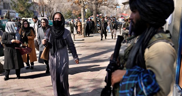 Bez hidžábu máte padáka, hrozí Tálibán ženám ve státní správě. Muži musí mít plnovous 