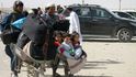 Útěky z Afghánistánu: Řada lidí se vydala směrem k hranici s Pákistánem