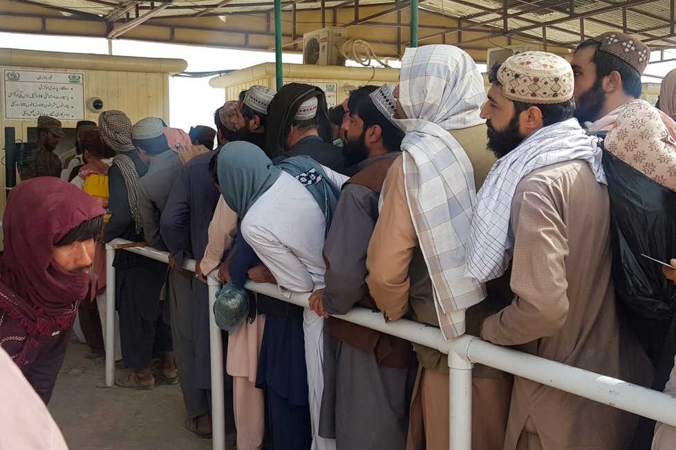 Lidé utíkají z Afghánistánu do Pákistánu: Záběry z hranic (15.8.2021)