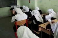 Talibán slibuje: Ženy budou moci studovat i na univerzitách. Ale jen odděleně a zahalené