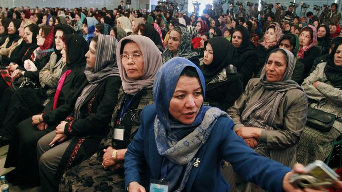 Ženy, které poslouchají proslov afghánského prezidenta v roce 2011 týkající se posílení ženských práv.