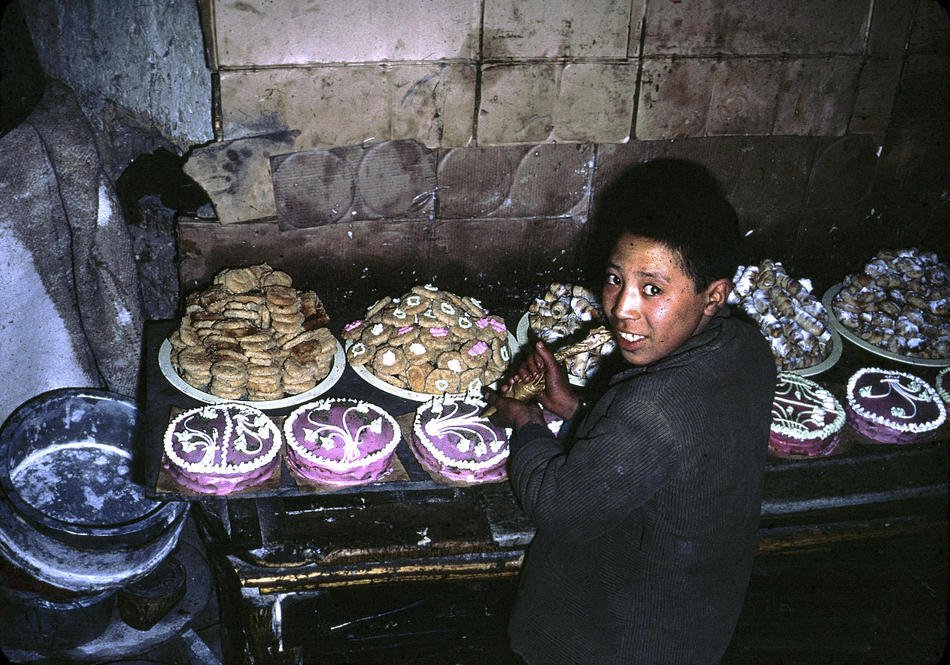 Afghánský chlapec zdobí dorty.