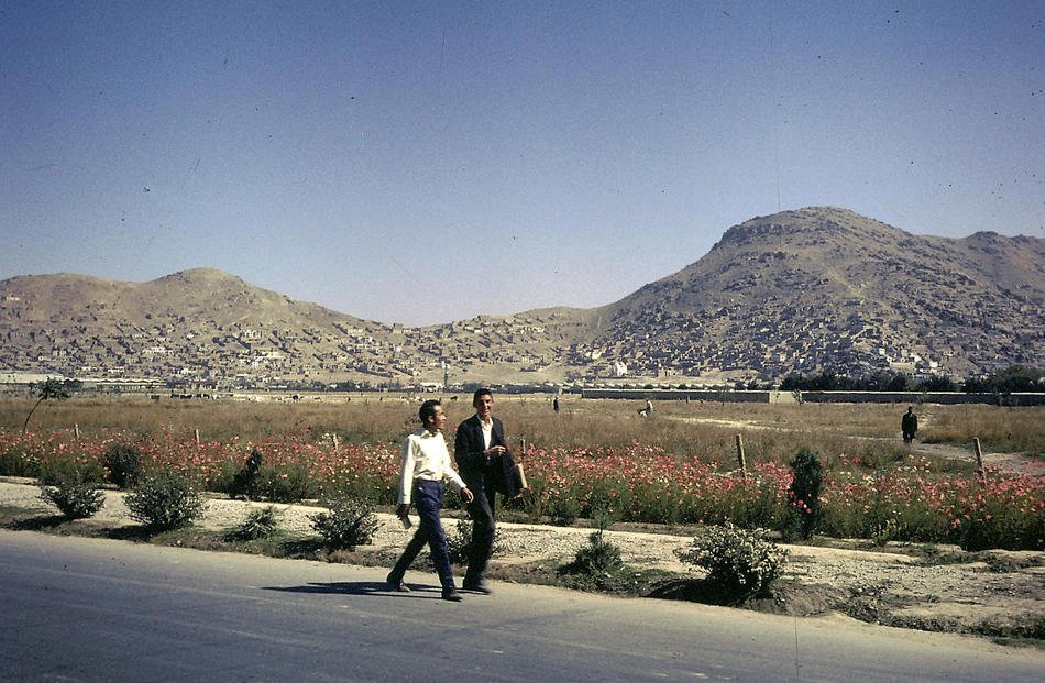Afghánští mladíci na cestě ze školy