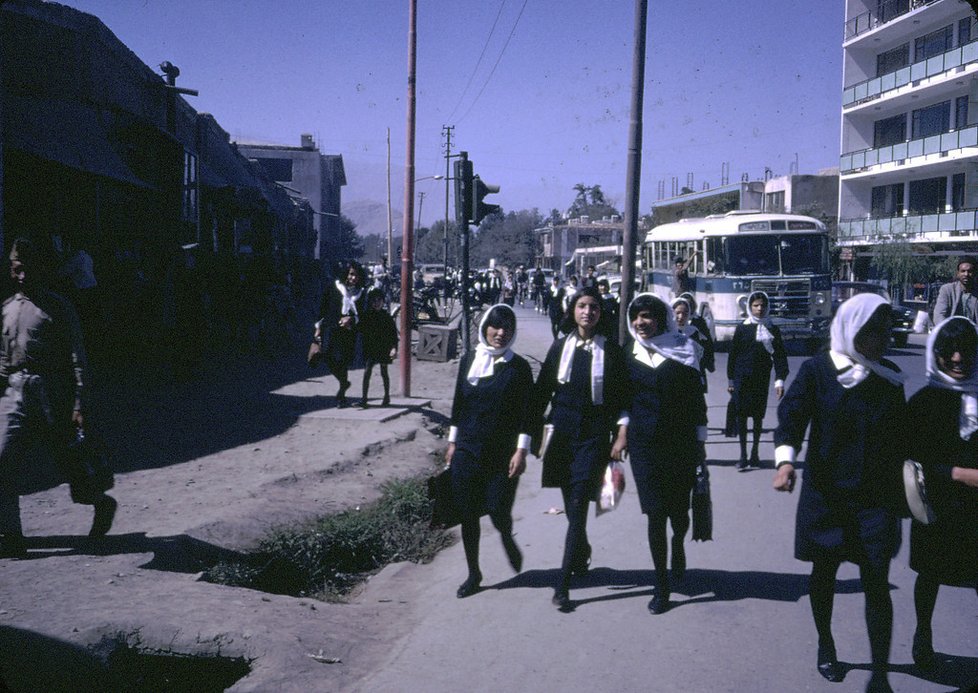Dívky nemusely chodit zahalené, burky byly ve škole zakázány.
