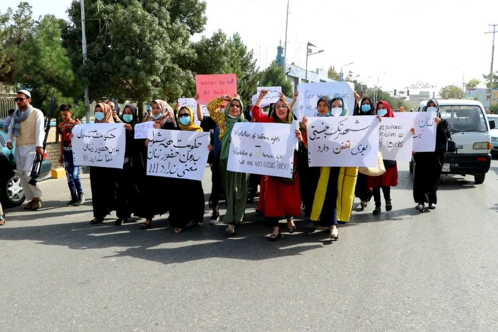 Protest žen v Mazáre Šarífu (6. září 2021)