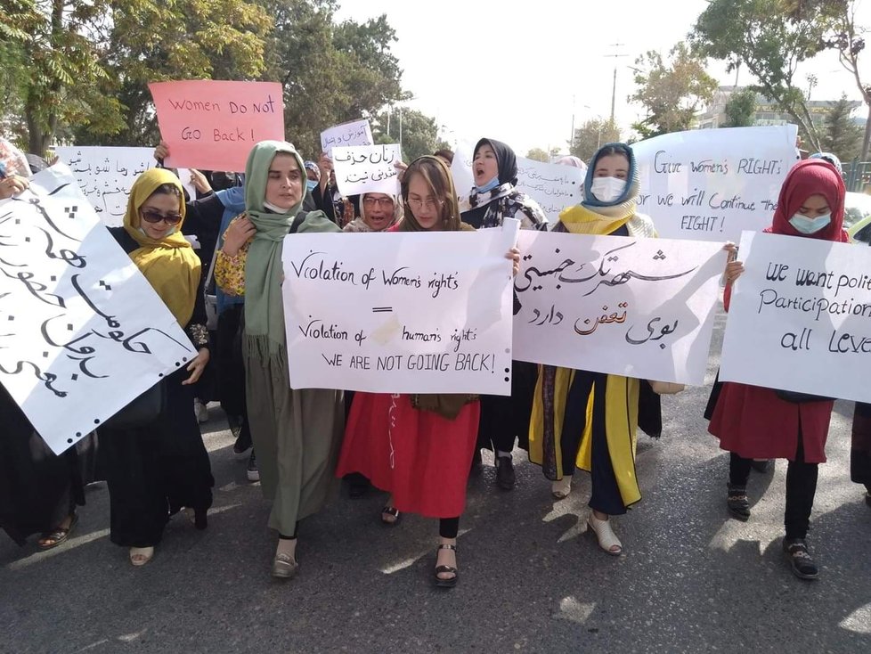 Protest žen v Mazáre Šarífu, 6. září 2021.
