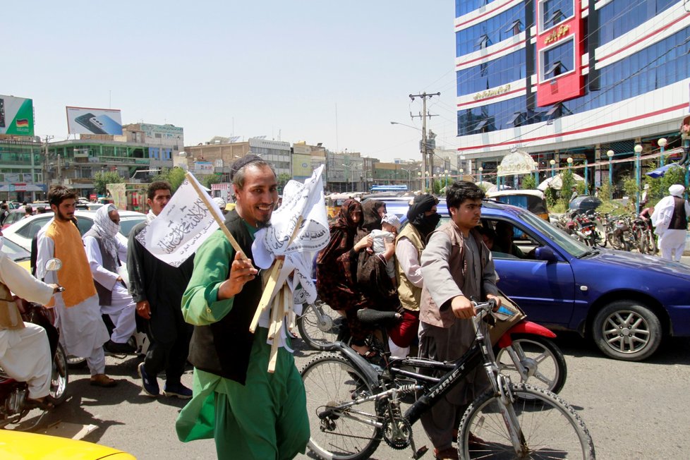 Hérát: Prodej tálibánských vlaječek.