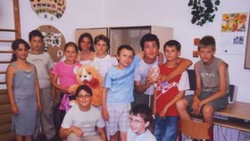 Patrik Štěpánek (uprostřed v modrém triku), když chodil do 5. třídy ZŠ v Plzni–Božkově.