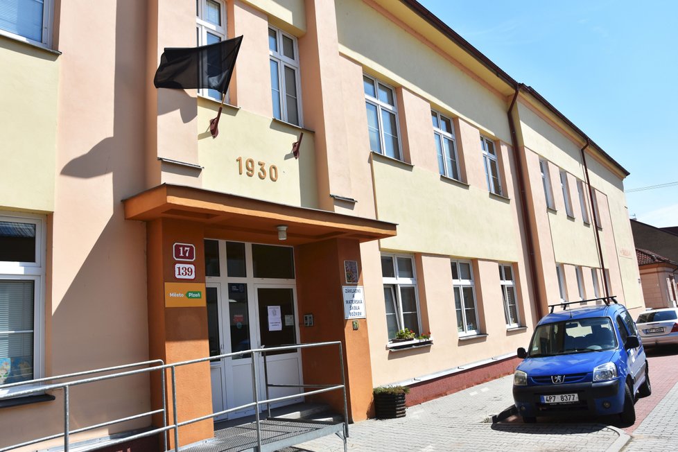 Základní škola v Plzni–Božkově, kam Patrik Štěpánek chodil od 1. do 5. třídy. I tady visí černá smuteční vlajka.