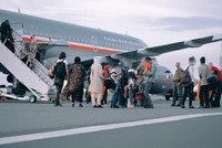 Speciál s afghánskými spolupracovníky dosedl v Praze: Do Česka přivezl i maličké děti