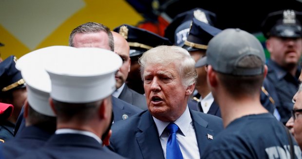 Trump během piety navštívil hasiče a strážníky. Zkritizoval stažení vojsk z Afghánistánu