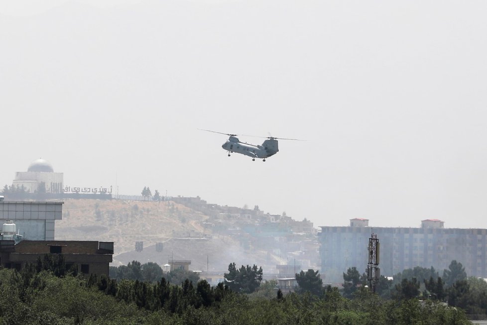 Americké vojenské helikoptéry nad budovou ambasády v Kábulu.