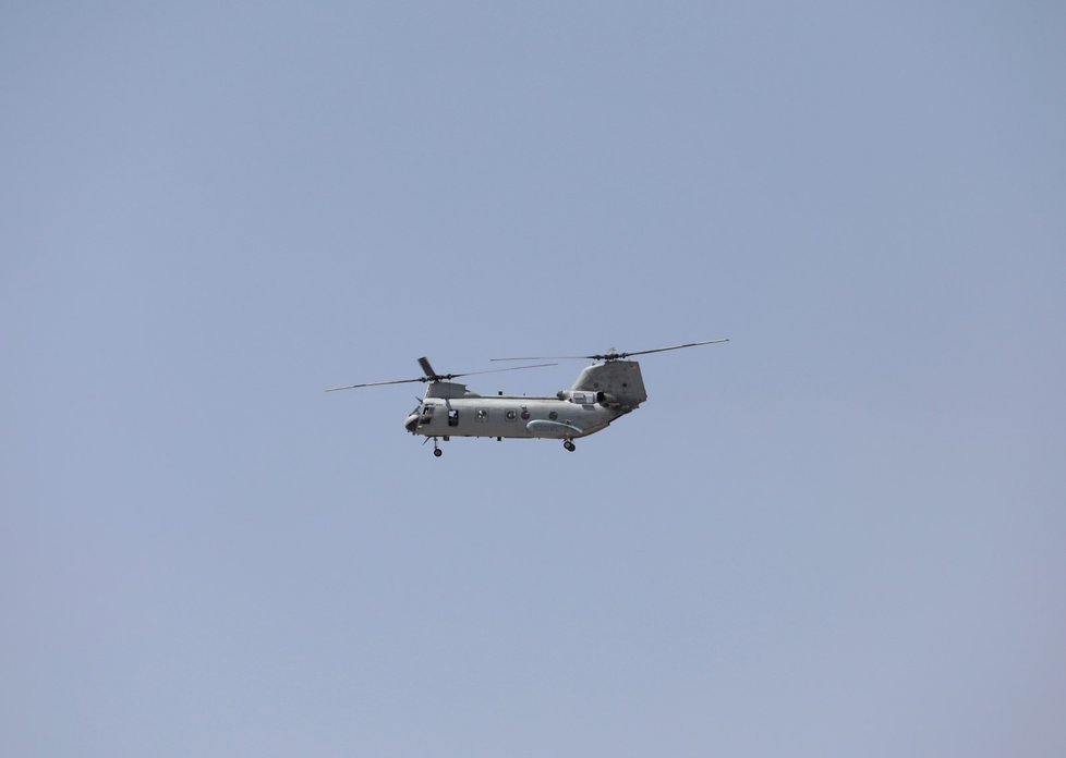 Americké vojenské helikoptéry nad budovou ambasády v Kábulu.