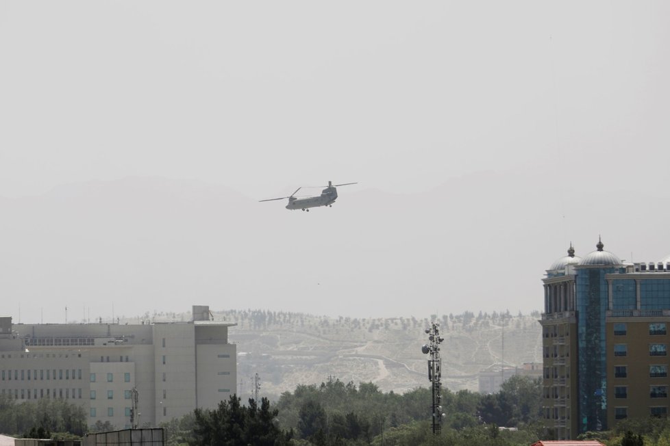 Americké vojenské helikoptéry nad budovou ambasády v Kábulu.