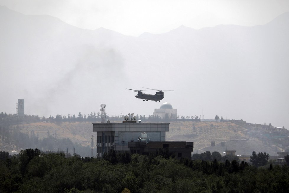 Americké vojenské helikoptéry nad budovou ambasády v Kábulu.