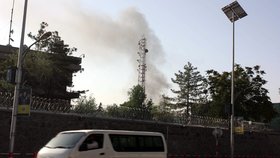 Kouř po explozi stoupal desítky metrů vysoko