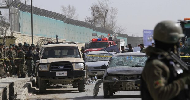 Nálože umístěné na okraji silnice jsou častým dílem Talibanu a dalších místních militantních skupin. (Ilustrační foto)